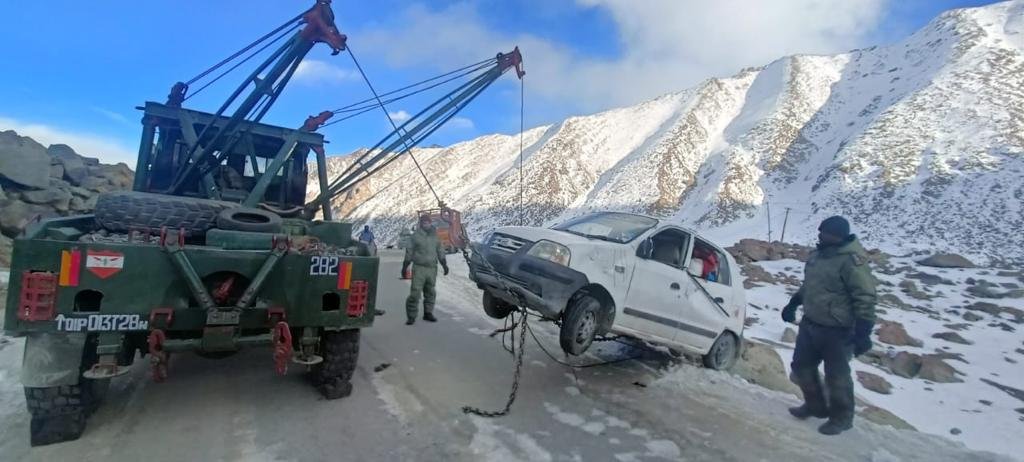 Army rescues 2 civilians near Khardungla Top in Ladakh