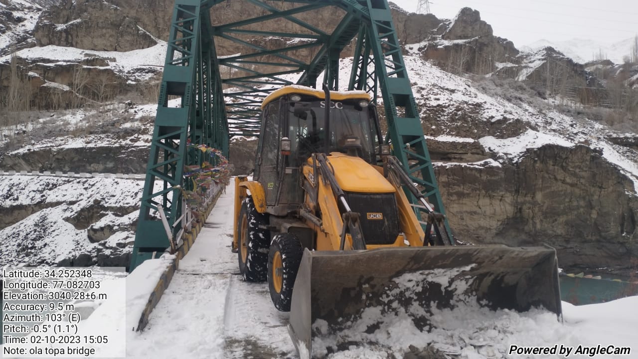 Men and machinery engaged to clear snow at sub-division Khaltse