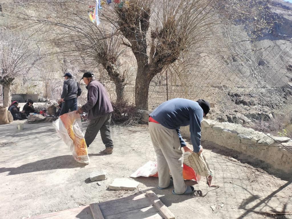 RDD Khaltse organises cleanliness drive cum awareness in Takmachik and Kanji