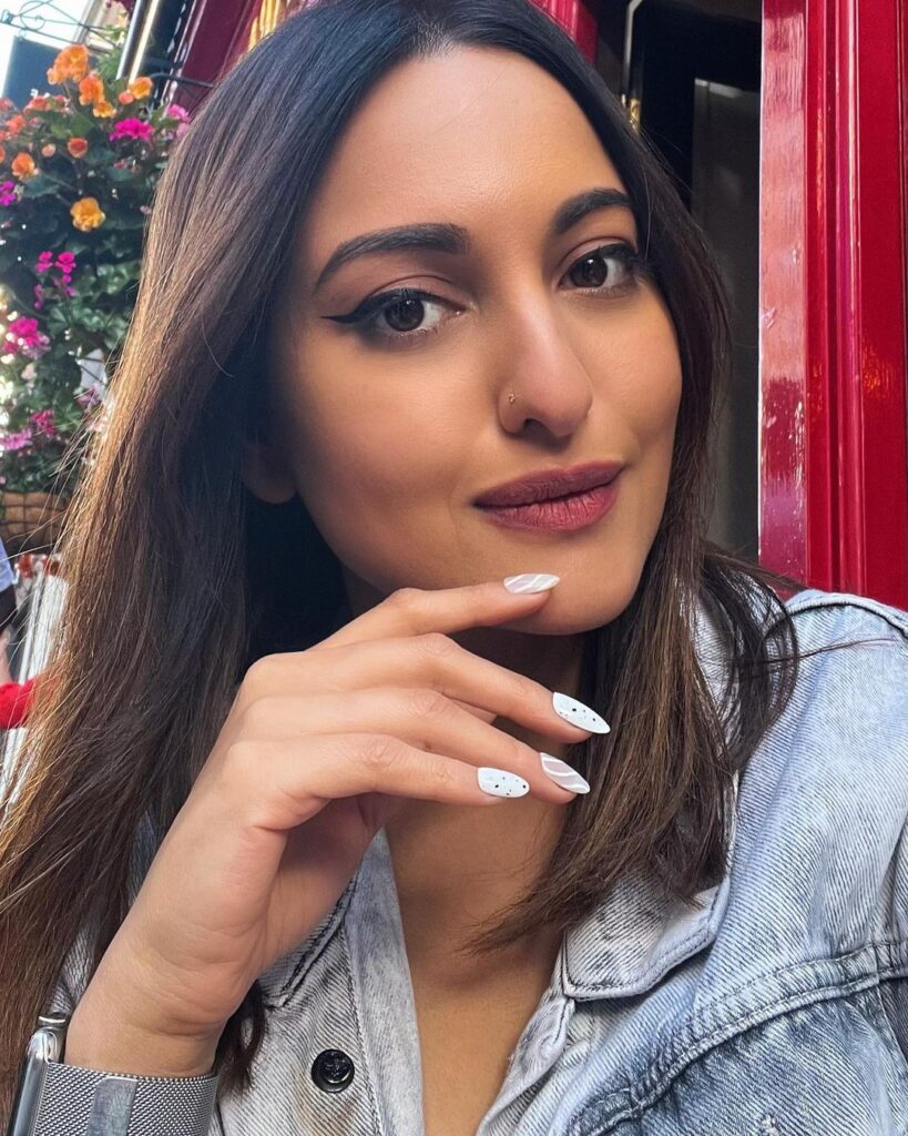 Sonakshi Flaunts Her Ring In Latest Picture. Is She Engaged?