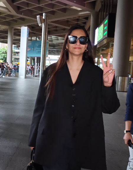Sonam Kapoor's airport look includes an all black outfit and Hermès Kelly  bag worth Rs. 5.5 lakh 2 : Bollywood News - Bollywood Hungama