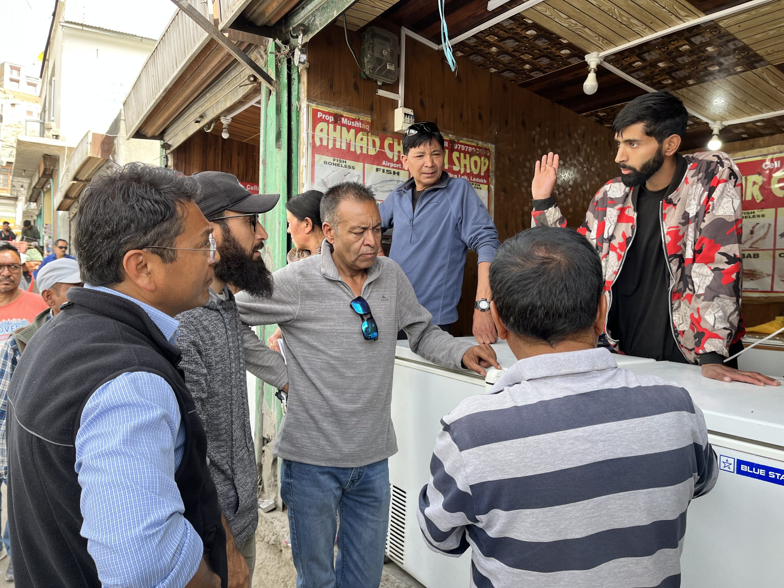 Dy Chairman inspects Leh markets to oversee sale of unhygienic Chicken items