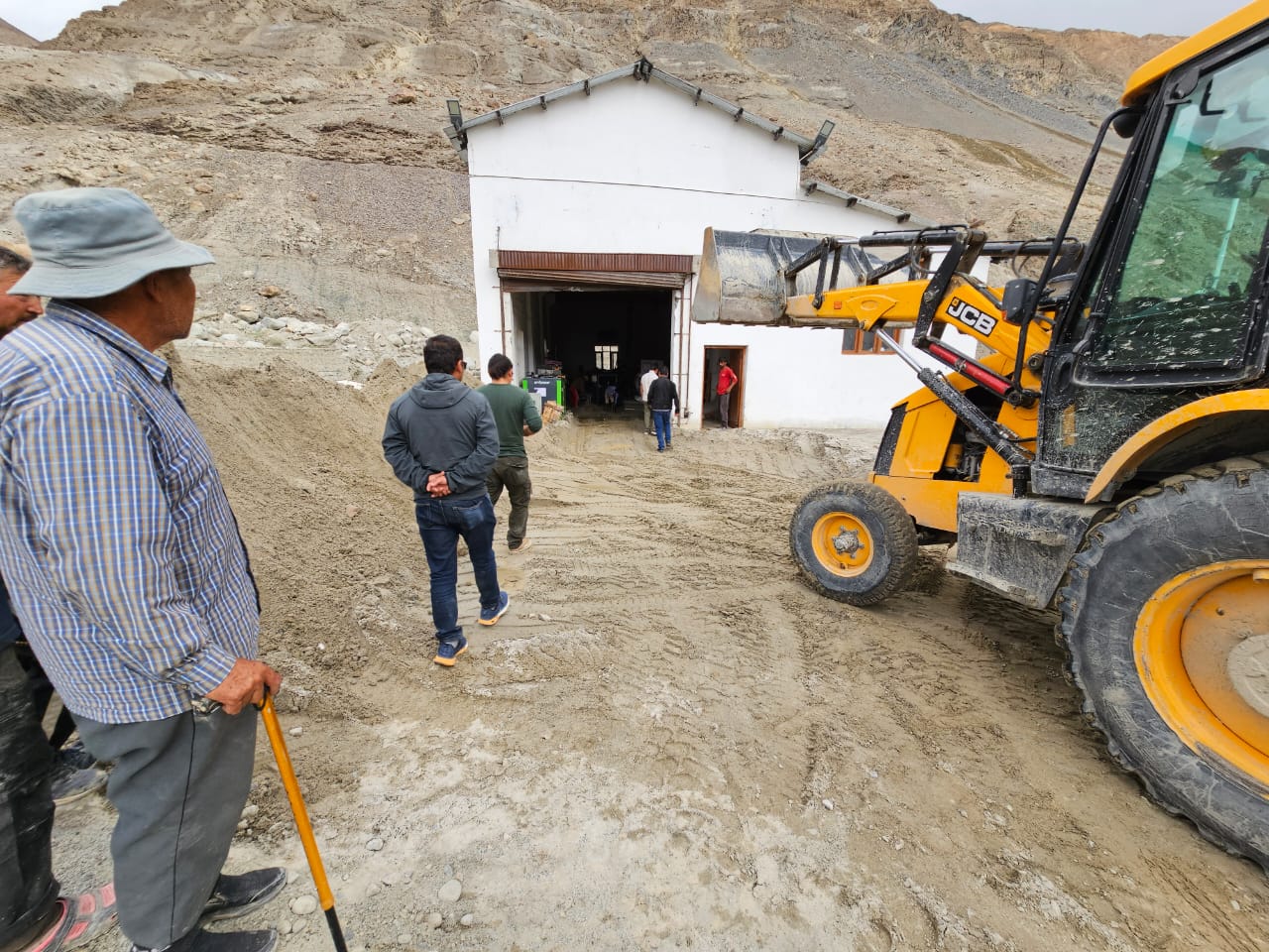 Dy Chairman Tsering Angchuk extensively surveys flash floods affected areas in the Nubra sub-division; directs immediate restoration measures