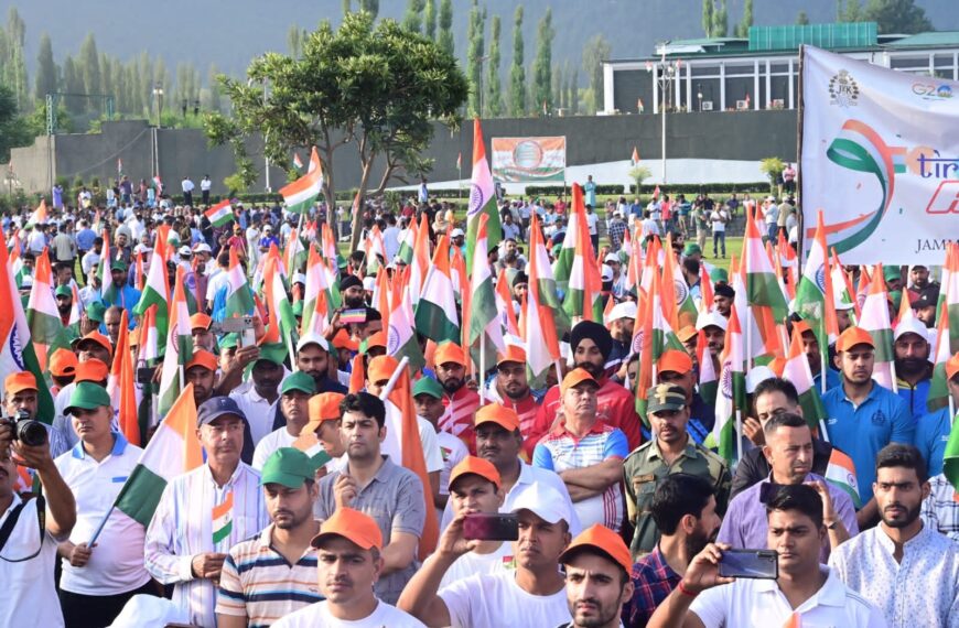 LG Manoj Sinha flags off Tiranga Yatra in Srinagar; joins thousands of enthusiastic citizens in the walkathon from KICC to Botanical Garden