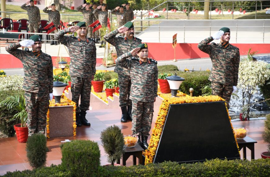 Lt Gen Upendra Dwivedi lays wreath at Dhruva War Memorial Udhampur on Republic Day