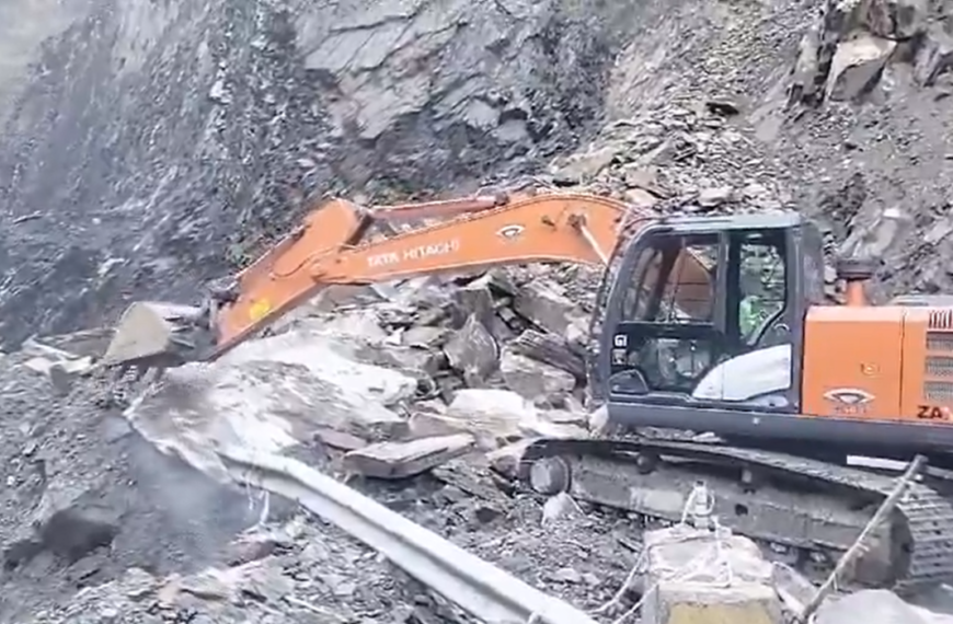 Jammu-Srinagar highway blocked due to mudslides and shooting stones; restoration work underway