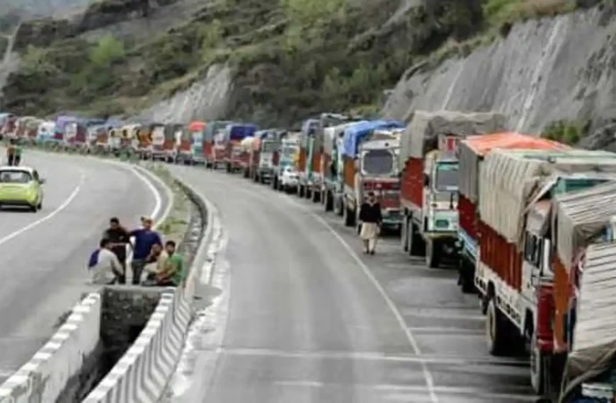 Traffic restored on Jammu-Srinagar National Highway, commuters urged to maintain lane discipline