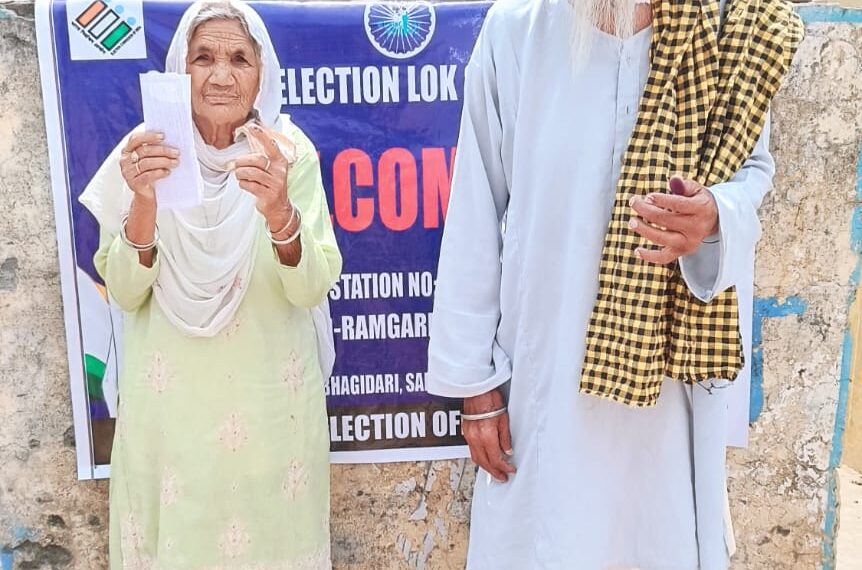 Elderly Couple cast vote for Lok Sabha polls at Ramgarh