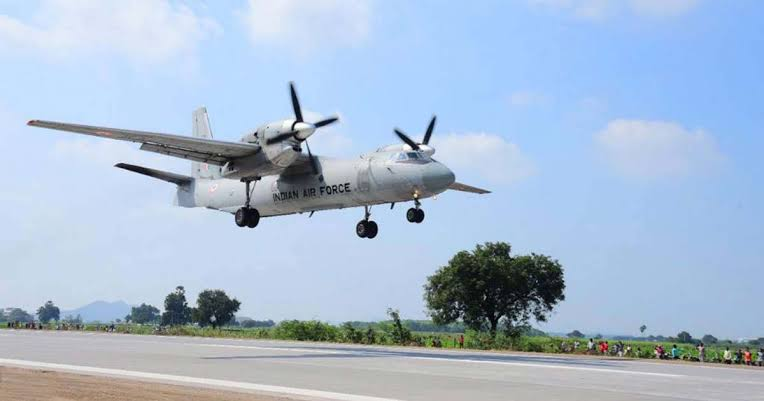 IAF विमान ने जम्मू-कश्मीर में आपातकालीन लैंडिंग स्ट्रिप पर ट्रायल लैंडिंग, टेक-ऑफ किया