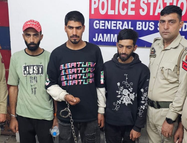 Police apprehend three drug peddlers in Jammu, seize heroin