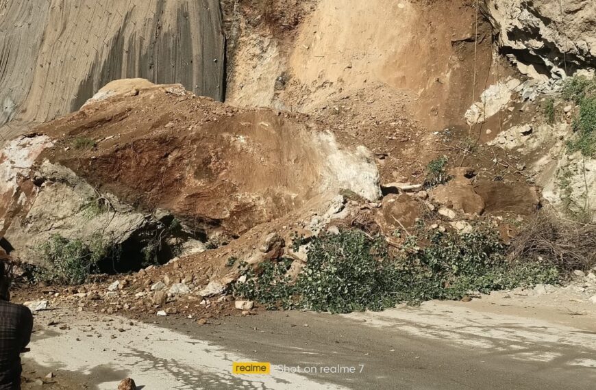 Large boulder disrupts traffic on Jammu-Srinagar NH