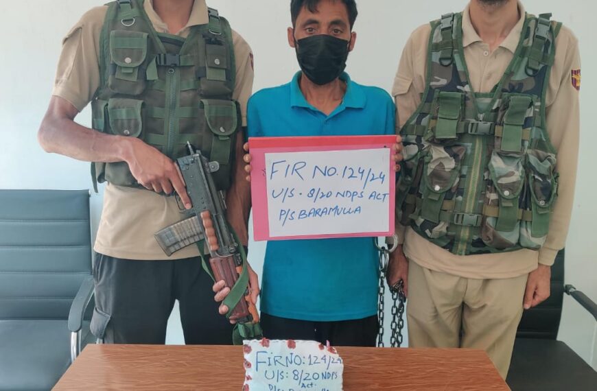 Baramulla police apprehend drug peddler, seize charas and cash