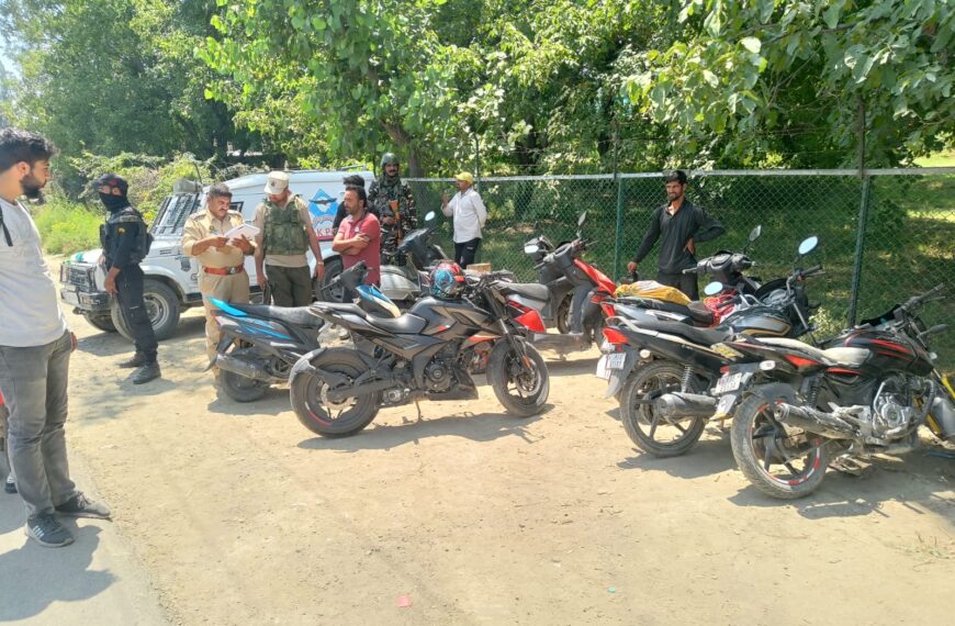 Crackdown on visible offenders: Baramulla Police books riders, imposes challans