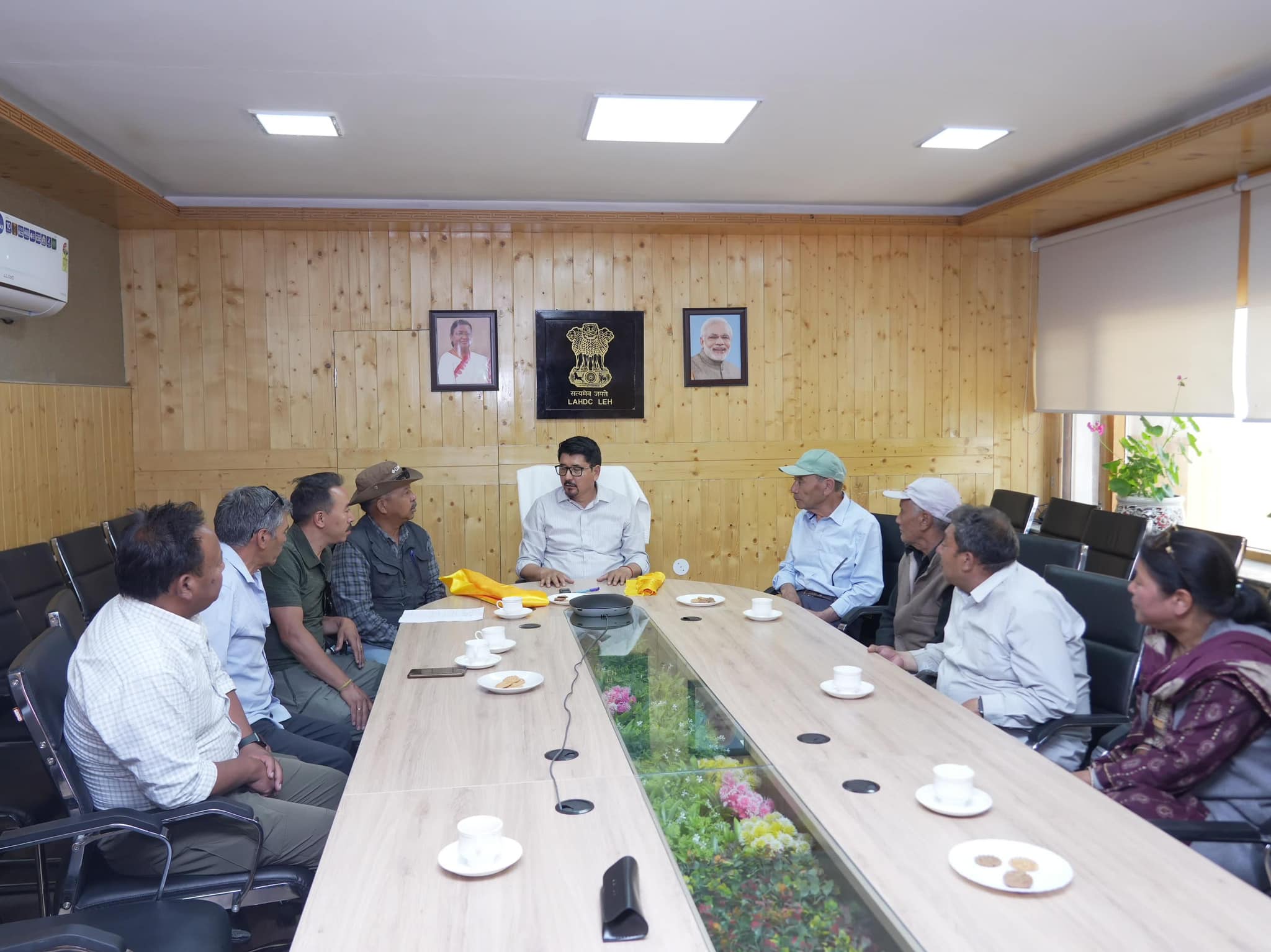 Skalzangling delegation calls on CEC Tashi Gyalson in Leh