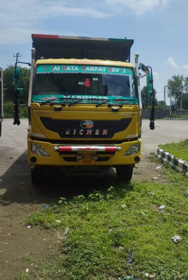 Kathua Police seized 2 vehicles involved in illegal transportation of building materials 