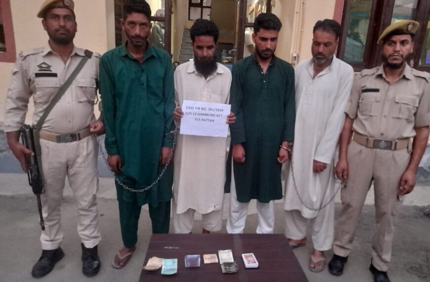 J&K Police apprehend 4 gamblers in Baramulla, confiscated Cash & Cards  