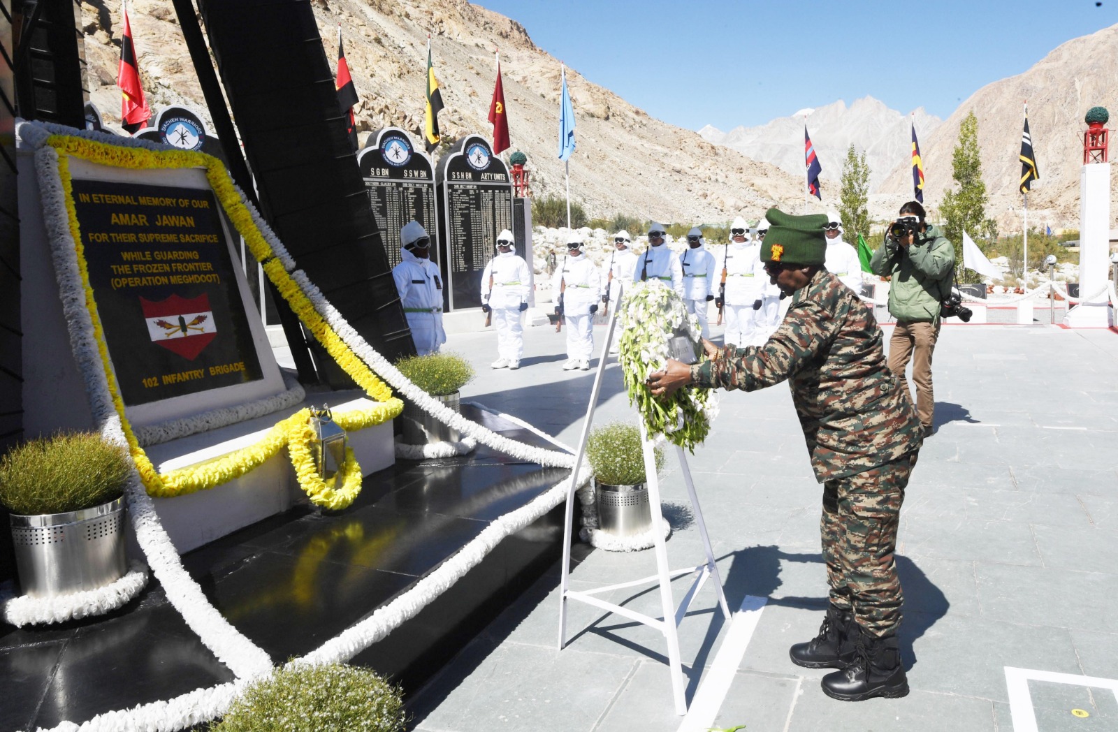 President Murmu pays tributes at Siachen War Memorial