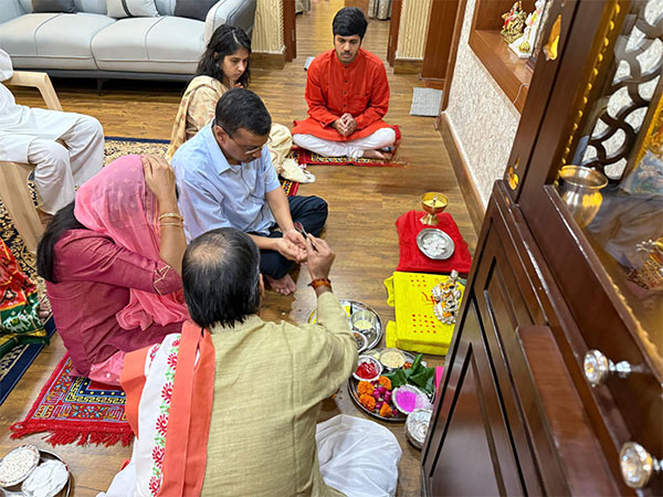 Arvind Kejriwal celebrates Diwali with his family