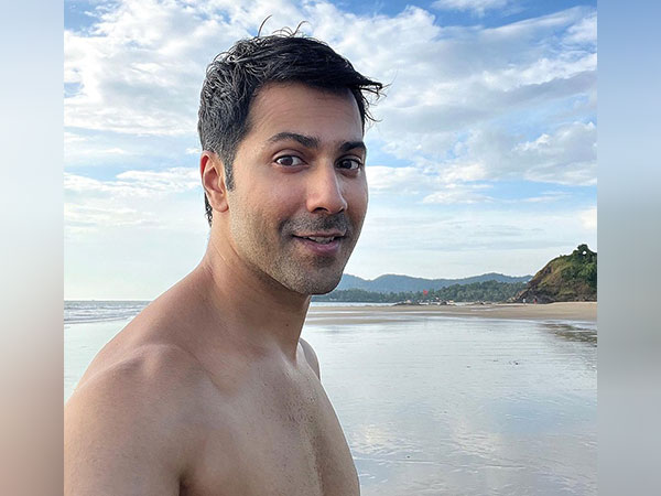 Varun Dhawan flaunts chiseled body in latest post, check it out!