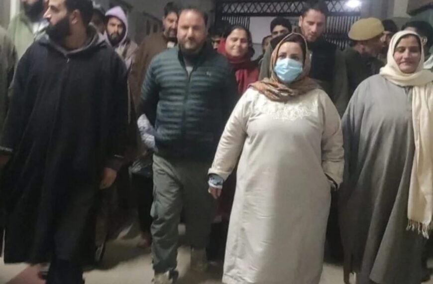 Sakeena Itoo suspends three doctors during surprise inspection at District Hospital Kulgam